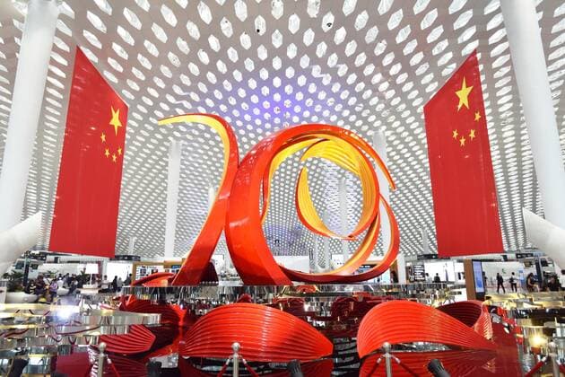 Bilder des Jahres 2019, News 09 September News Bilder des Tages SHENZHEN, CHINA - SEPTEMBER 17: Employees holding Chinese national flags sing a song during a flash mob to mark the 70th Anniversary of the Founding of the People s Republic of China at Shenzhen Airport on September 17, 2019 in Shenzhen, GuangdongProvince of China China.  Copyright: xVCGx CFP111249846419