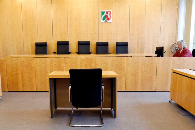 17 09 2019 Münster Oberverwaltungsgericht OVG empty hall before trial begins judges chairs judges chair empty secretary coat of arms , state coat of arms ,
