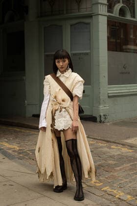 A chic showgoer attending the show during London Fashion Week September 16, 2019 - LFW: Spring 2020 Street Style Day 3, London England United Kingdom  Copyright: xValentinaxRanierix VRLFWDay20190916_MAS85