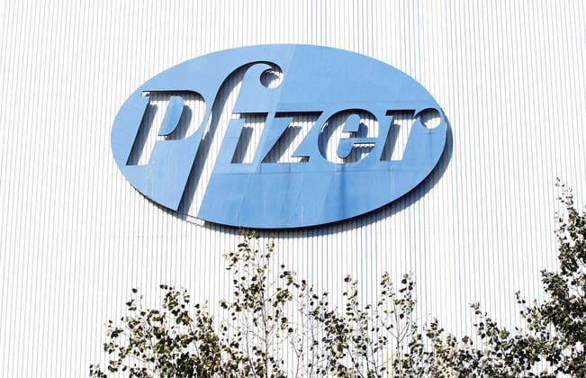 xsvx, Wirtschaft,Pfizer Firmensitz, emwirt v.l. Pfizer in Karlsruhe, Viagra, Medikamente Firmenlogo Wappen Schild Gebäude Karlsruhe *** xsvx, economy, Pfizer company headquarters, emwirt v l Pfizer in Karlsruhe, Viagra, medicines company logo coat of arms sign building Karlsruhe