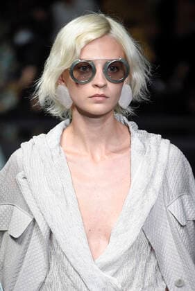 Entertainment Bilder des Tages Milan Fashion Week, Women Spring Summer 2020. Milan, Women s Fashion, Spring Summer 2020. Emporio Armani catwalk. Pictured: model  Copyright: xSimonaxChiocciax xIPAx xFotosickix