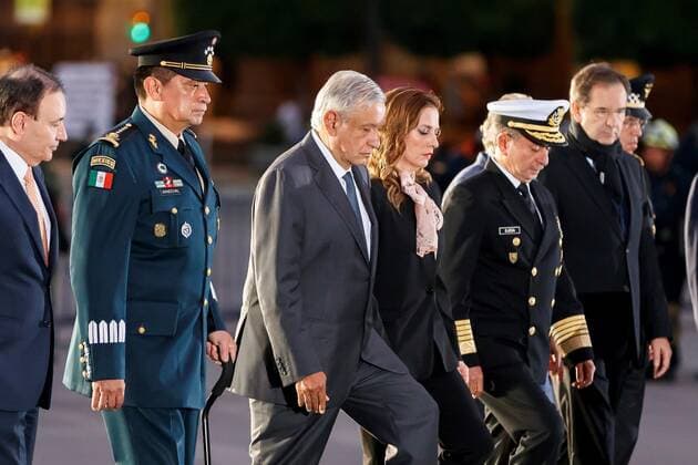 Mexican President Andres Manuel Lopez Obrador (C) and part of his team participate during the anniversary of the earthquakes of 1985 and 2017, in a ceremony at the Zocalo of Mexico City, Mexico, 19 September 2019. Mexico commemorates earthquakes of 1985 and 2017 !ACHTUNG: NUR REDAKTIONELLE NUTZUNG!  Copyright: xJOSExMENDEZx MEX3579 20190919-637045050648616206