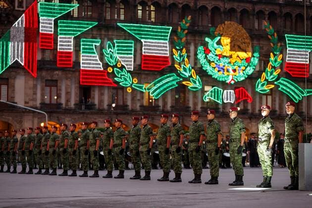 Agents of the Mexican Army participate during the anniversary of the earthquakes of 1985 and 2017, in a ceremony at the Zocalo of Mexico City, Mexico, 19 September 2019. Mexico commemorates earthquakes of 1985 and 2017 !ACHTUNG: NUR REDAKTIONELLE NUTZUNG!  Copyright: xJOSExMENDEZx MEX3582 20190919-637045051269976914