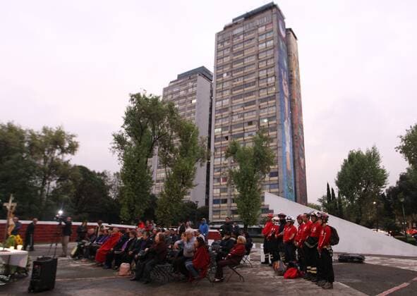 Residents of the Tlatelolco building and rescuers participate during a mass in commemoration of the earthquakes of 1985 and 2017, in Mexico City, Mexico, 19 September 2019. Mexico commemorates earthquakes of 1985 and 2017 !ACHTUNG: NUR REDAKTIONELLE NUTZUNG!  Copyright: xMarioxGuzmánx MEX3592 20190919-637045054553681410