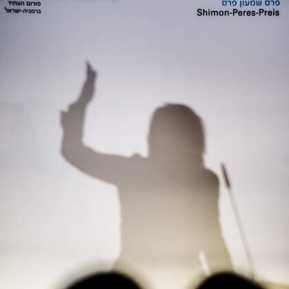Shimon Peres Prize 2019 Mika Almog Mika Almog, granddaughter of Shimon Peres, as shadow silhouette, on the occasion of a very emotional speech during the award ceremony of the Shimon Peres Prize 2019, in the ballroom of the Red City Hall in Berlin Shimon Peres Prize 2019 Peres Prize Shimon Peres Award ceremony Mika Almog Shimon Peres granddaughter Emotional speech shadow silhouette Berlin Berlin Deu