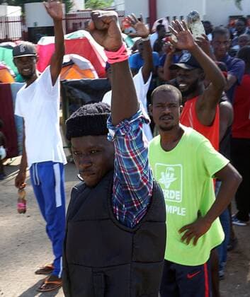 African migrants who are stranded in the southeastern Mexican state of Chiapas, bordering with Guatemala, continue their protests after a month and three days demonstrating without the Mexican authorities issuing any document that allows them to transit through national territory, 19 sEPTEMBER 2019. The protests, mostly peaceful, regained strength this week, when migrants clashed with agents of the National Guard and the Federal Police at the main entrance of the 21st Century immigration station in the city of Tapachula. African migrants continue protests to demand free transit in Mexico !ACHTUNG: NUR REDAKTIONELLE NUTZUNG!  Copyright: xJuanxManuelxBlancox MEX3633 20190919-637045218066429286