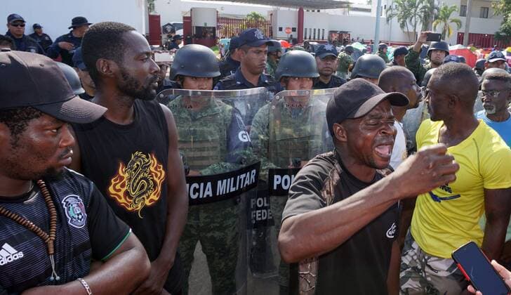 African migrants who are stranded in the southeastern Mexican state of Chiapas, bordering with Guatemala, continue their protests after a month and three days demonstrating without the Mexican authorities issuing any document that allows them to transit through national territory, 19 sEPTEMBER 2019. The protests, mostly peaceful, regained strength this week, when migrants clashed with agents of the National Guard and the Federal Police at the main entrance of the 21st Century immigration station in the city of Tapachula. African migrants continue protests to demand free transit in Mexico !ACHTUNG: NUR REDAKTIONELLE NUTZUNG!  Copyright: xJuanxManuelxBancox MEX3622 20190919-637045218071273099