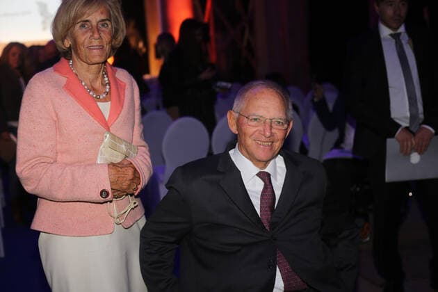 Bundestagspräsident Dr. Wolfgang Schäuble und seine Frau Ingeborg anlässlich der Preisverleihung des M100 Media Award in der Orangerie des Schloß Sanssouci in Potsdam snapshot-photography N.Hochstein *** Bundestag President Dr Wolfgang Schäuble and his wife Ingeborg on the occasion of the M100 Media Award ceremony at the Orangery of Sanssouci Castle in Potsdam snapshot photography N Hochstein