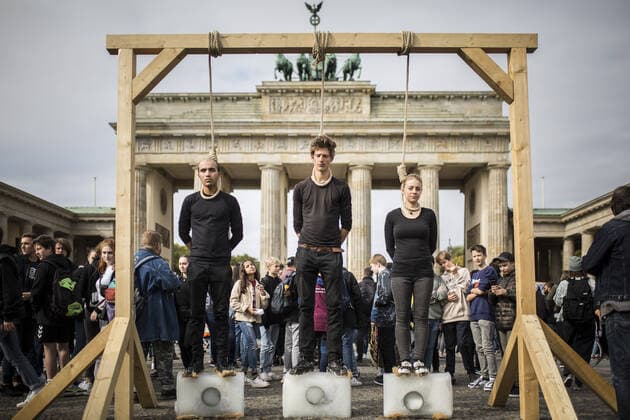 Bilder des Jahres 2019, News 09 September News Bilder des Tages Drei Aktivisten stehen an einem Galgen auf Eiskloetzen, aufgenommen im Rahmen der weltweiten Demonstration unter dem Motto Alle fuers Klima , initiiert der Klimaaktivisten von Fridays for Future am Brandenburger Tor in Berlin, 20.09.2019. Berlin Deutschland *** Three activists stand on a gallows on ice blocks, recorded during the worldwide demonstration under the motto All for Climate , initiated by the climate activist of Fridays for Future at the Brandenburg Gate in Berlin, 20 09 2019 Berlin Germany Copyright: xFlorianxGaertner photothek.netx