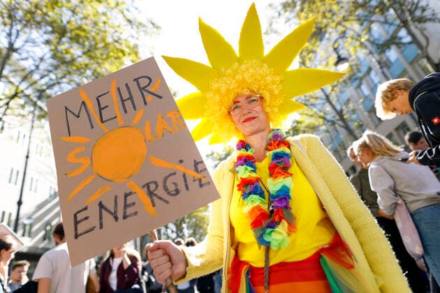 Demonstrators at the Fridays for Future Demonstration as part of the worldwide climate strike at the Kölner Ringen Cologne, 20 09 2019 Foto:xC.xHardtx xFuturexImage