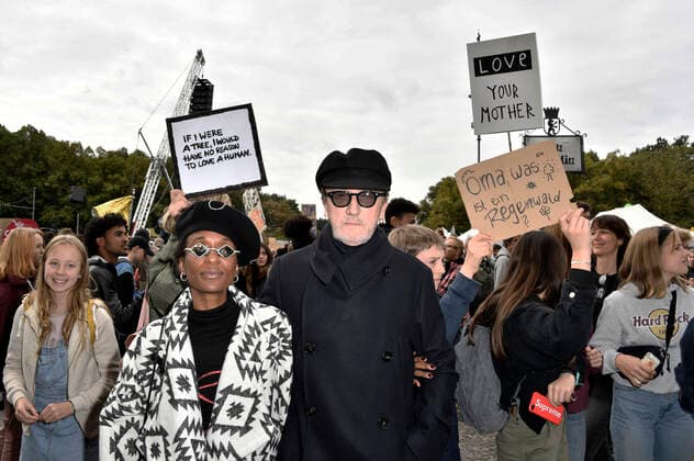 Bilder des Jahres 2019, Entertainment 09 September Entertainment Themen der Woche KW38 Entertainment Bilder des Tages Marius Müller-Westernhagen mit Ehefrau Lindiwe Suttle bei der Fridays for Future Demonstration im Rahmen des weltweiten Klimastreiks am Brandenburger Tor. Berlin, 20.09.2019 *** Marius Müller Westernhagen with wife Lindiwe Suttle at the Fridays for Future Demonstration as part of the worldwide climate strike at the Brandenburg Gate Berlin, 20 09 2019 Foto:xF.xKernx xFuturexImage