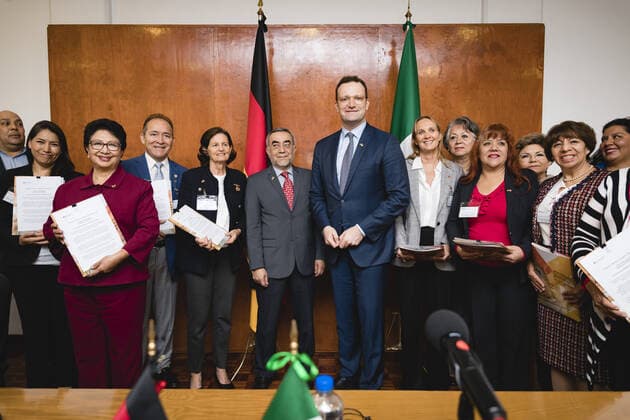 Bilder des Jahres 2019, News 09 September Bundesgesundheitsminister Jens Spahn (CDU) Im Rahmen der Uebergabe der Einladungsschreiben an mexikanische Ausbilder von Pflegepersonal zu einer Seminarreise nach Deutschland. Mexiko-stadt, 20.09.2019. Mexiko-Stadt Mexiko *** Federal Health Minister Jens Spahn CDU In the context of handing over the invitation letters to Mexican trainers of nursing staff for a seminar trip to Germany Mexico City, 20 09 2019 Mexico City Mexico Copyright: xXanderxHeinl photothek.netx