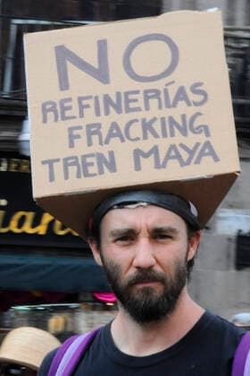 Protest Demanding Climate Change in Mexico MEXICO CITY, MEXICO - SEPTEMBER 20: Demonstrator seen during a march for Climate justice and Climate Emergency in the Global ‹Climate Strike on September 20, 2019 in Mexico City, Mexico. Hundreds of people across the world headed out to the streets to demand that world leaders, o‹ur government, and the fossil fuel industry change course immediately to avoid a climate catastrophe  Copyright: xIlianaxSuarezx EYE_0214