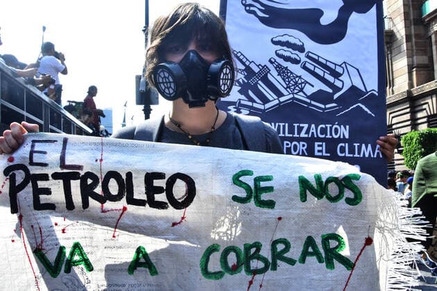 Global climate strike in Mexico MEXICO CITY, MEXICO - SEPTEMBER 20: A protester holds a placard during a march for Climate Justice and Climate Emergency in the Global ‹Climate Strike on September 20, 2019 in Mexico City, Mexico. Hundreds of people across the world headed out to the streets to demand that world leaders, o‹ur government, and the fossil fuel industry change course immediately to avoid a climate catastrophe  Copyright: xCarlosxTischlerx EYE_1870