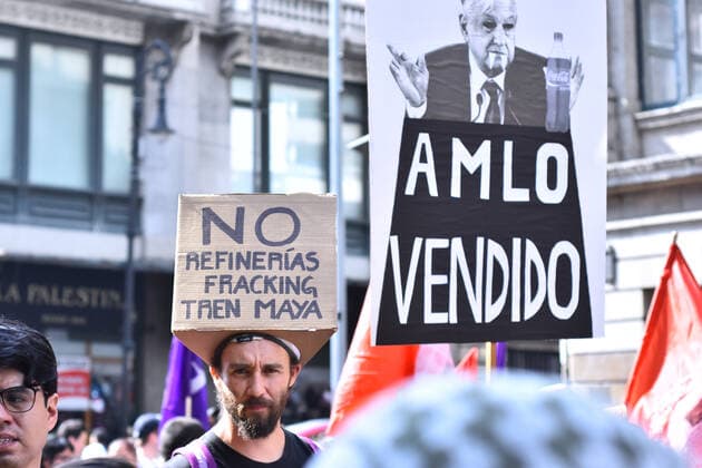 Global climate strike in Mexico MEXICO CITY, MEXICO - SEPTEMBER 20: A protester holds a placard during a march for Climate Justice and Climate Emergency in the Global ‹Climate Strike on September 20, 2019 in Mexico City, Mexico. Hundreds of people across the world headed out to the streets to demand that world leaders, o‹ur government, and the fossil fuel industry change course immediately to avoid a climate catastrophe  Copyright: xCarlosxTischlerx EYE_2166