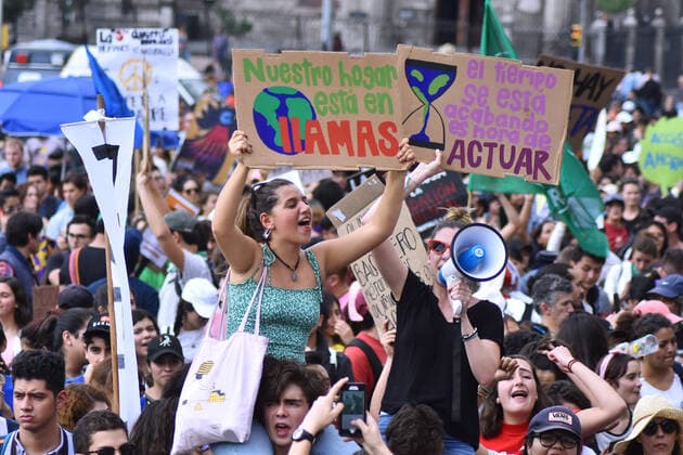 Global climate strike in Mexico MEXICO CITY, MEXICO - SEPTEMBER 20: A protester holds a placard during a march for Climate Justice and Climate Emergency in the Global ‹Climate Strike on September 20, 2019 in Mexico City, Mexico. Hundreds of people across the world headed out to the streets to demand that world leaders, o‹ur government, and the fossil fuel industry change course immediately to avoid a climate catastrophe  Copyright: xCarlosxTischlerx EYE_2331
