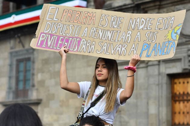 Global climate strike in Mexico MEXICO CITY, MEXICO - SEPTEMBER 20: A protester holds a placard during a march for Climate Justice and Climate Emergency in the Global ‹Climate Strike on September 20, 2019 in Mexico City, Mexico. Hundreds of people across the world headed out to the streets to demand that world leaders, o‹ur government, and the fossil fuel industry change course immediately to avoid a climate catastrophe  Copyright: xCarlosxTischlerx EYE_2418