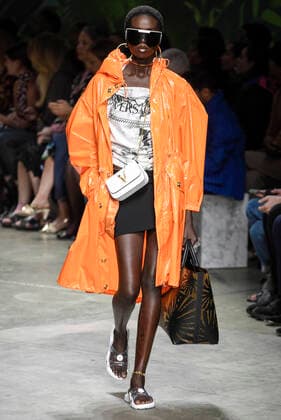 Mailand Fashion Week - Versace Modenschau Milan Fashion Week, Women Spring Summer 2020. Milan, Women s Fashion, Spring Summer 2020.Versace catwalk Pictured: model  Copyright: xSimonaxChiocciax xIPAx xFotosickix