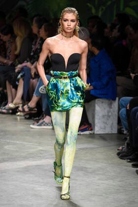 Mailand Fashion Week - Versace Modenschau Milan Fashion Week, Women Spring Summer 2020. Milan, Women s Fashion, Spring Summer 2020.Versace Pictured catwalk: Stella Maxwell  Copyright: xSimonaxChiocciax xIPAx xFotosickix