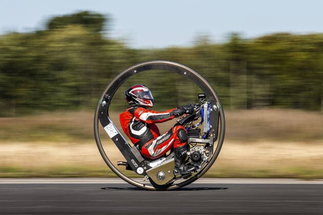 Bilder des Jahres 2019, News 09 September News Bilder des Tages September 21, 2019, York, Yorkshire, UK: York, UK. Mark Foster is attempting to break the world record for the fastest Monowheel motorcycle at the Straightliners speed event being held at Elvington airfield in Yorkshire today. York UK  - ZUMAl94_ 20190921_zaf_l94_040 Copyright: xAndrewxMccarenx
