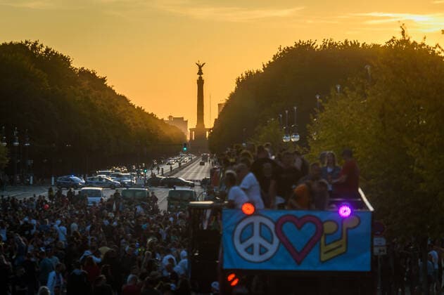Bilder des Jahres 2019, News 09 September News Bilder des Tages Berlin, Love World Peace Parade Deutschland, Berlin - 21 09 2019: Im Bild sind Impressionen von der Love World Peace Parade 2019 zu sehen. Berlin Berlin Deutschland *** Berlin, Love World Peace Parade Germany, Berlin 21 09 2019 The picture shows impressions from the Love World Peace Parade 2019 Berlin Berlin Germany