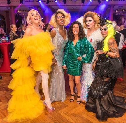 Bilder des Jahres 2019, Entertainment 09 September Entertainment Themen der Woche KW38 Entertainment Bilder des Tages 21.09.2019 xesx Frankfurt am Main, Palmengarten LOVEBALL Dancefloor 2019 In der Mitte Moderatorin Evren Gezer *** 21 09 2019 xesx Frankfurt am Main, Palmengarten LOVEBALL Dancefloor 2019 In the middle presenter Evren Gezer