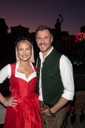 Celebrities celebrate the start of the Oktoberfest, Jochen Schropp with company in red Dirndl On 21 September 2019, numerous celebrities celebrated the start of the Wiesn The Wiesn is the largest folk festival in the world and attracts millions of people to Munich Bavaria Germany Theresienwiese