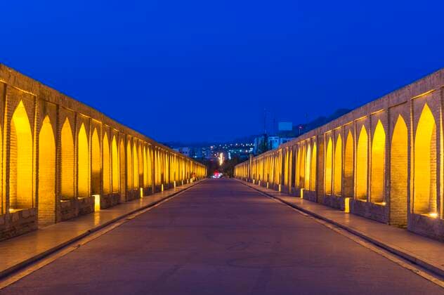  Beleuchtete Si-o-se Pol Brücke oder Allah-Verdi-Khan-Brücke bei Einbruch der Dunkelheit, Esfahan, Iran *** Illuminated Si o se Pol Bridge or Allah Verdi Khan Bridge at nightfall, Esfahan, Iran Copyright: imageBROKER/GTW ibxgab05039710.jpg