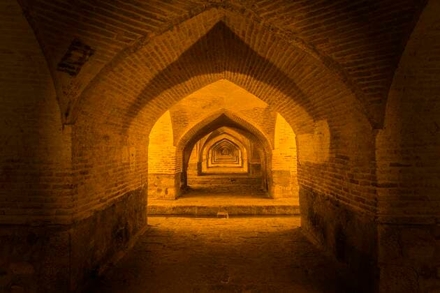  Bögen unter der beleuchteten Si-o-se Pol Brücke oder Allah-Verdi-Khan-Brücke, Esfahan, Iran *** Arches under the illuminated Si o se Pol Bridge or Allah Verdi Khan Bridge, Esfahan, Iran Copyright: imageBROKER/GTW ibxgab05039715.jpg