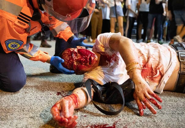 Bilder des Jahres 2019, News 09 September News Bilder des Tages September 22, 2019, Hong Kong, China: A medic attends to an injured protester during the demonstration..Hong Kong Protest entered its 16th straight weekend. More demonstrations have continued in spite of Hong Kong Chief Executive Carrie Lam s announcement earlier September that the controversial extradition bill will be withdrawn. The unrest citywide protests sparked from the government proposed legislation that would have allowed the extradition of suspected criminals to China for trial. However, it has been widened to include other demands such as an inquiry into alleged police brutality, a halt to categorising the protests as riots and implementation of universal suffrage. Hong Kong China - ZUMAs197 20190922_zaa_s197_015 Copyright: xMayxJamesx