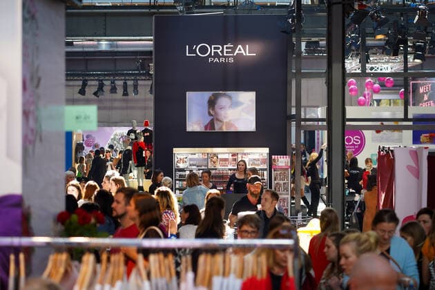 22.09.2019,Berlin,Deutschland,GER, Glow, auf Europas größter Beauty-Convention treffen sich die wichtigsten Influencer der Szene.L Oreal ist vor Ort. *** 22 09 2019,Berlin,Germany,GER, Glow, at Europes largest Beauty Convention the most important influencers of the scene L Oreal is on location