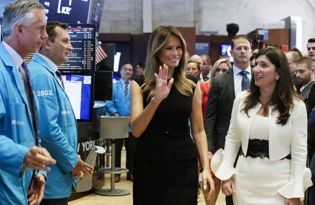 Bilder des Jahres 2019, Entertainment 09 September Entertainment Themen der Woche KW39 Entertainment Bilder des Tages First Lady Melania Trump and NYSE President Stacey Cunningham walk on the floor of the NYSE after she rings the opening bell at the New York Stock Exchange on Wall Street in New York City on Monday, September 23, 2019. President Trump and First Lady Melania Trump are in New York City for events tied to the annual United Nations General Assembly.  NYP20190923102 JOHNxANGELILLO