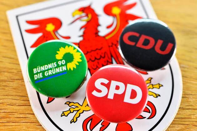 State coat of arms of Brandenburg and badge of SPD, CDU and the Greens, symbol photo Kenya Coalition in Brandenburg ** NUR FUER REDAKTIONELLE ZWECKE ** EDITORIAL USE ONLY **