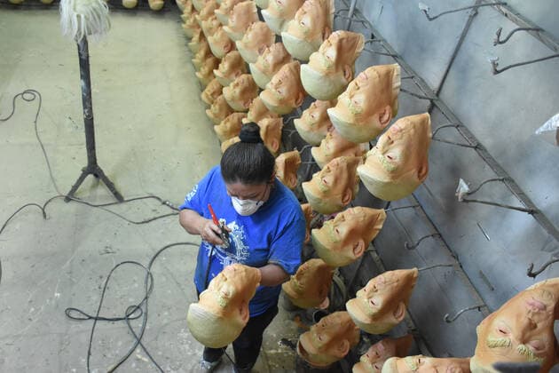 US President President Donald Trump latex mask manufacturing CUERNAVACA, MEXICO - SEPTEMBER 23: A woman worker of the REV Factory is seen painting masks of U.S president Donald Trump, to be sold in stores around the world, on September 23, 2019 In Cuernavaca, Mexico  Copyright: xCarlosxTischlerx EYE_05310