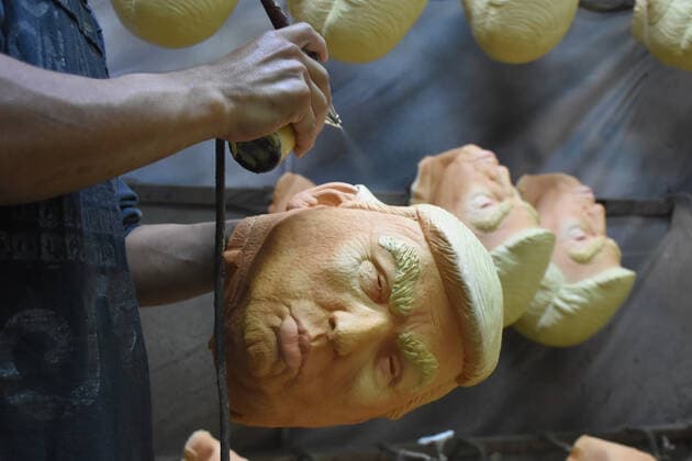 News Bilder des Tages US President President Donald Trump latex mask manufacturing CUERNAVACA, MEXICO - SEPTEMBER 23: A young worker of the REV Factory is seen painting masks of U.S president Donald Trump, to be sold in stores around the world, on September 23, 2019 In Cuernavaca, Mexico  Copyright: xCarlosxTischlerx EYE_0538