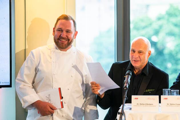 Berliner Meisterkoch 2019 Bjoern Swanson L by Golvet with Jury Chairman Stefan Elfenbein R at the announcement of Berliner Meisterkoeche 2019 in Berlin on 24 September 2019 Berliner Meisterkoeche 2019