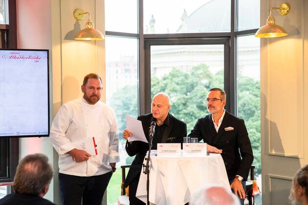 Berliner Meisterkoch 2019 Bjoern Swanson L by Golvet with Jury Chairman Stefan Elfenbein R at the announcement of Berliner Meisterkoeche 2019 in Berlin on 24 September 2019 Berliner Meisterkoeche 2019