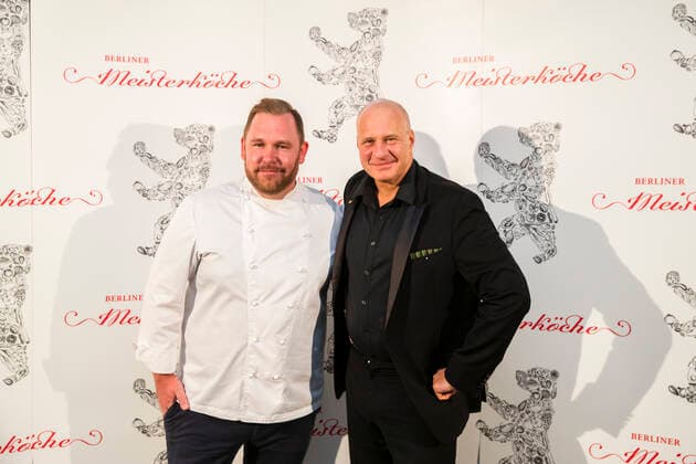 Berliner Meisterkoch 2019 Bjoern Swanson L by Golvet with Jury Chairman Stefan Elfenbein R at the announcement of Berliner Meisterkoeche 2019 in Berlin on 24 September 2019 Berliner Meisterkoeche 2019