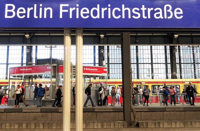 06 09 2019, Berlin, GER Passengers on a platform at Friedrichstrasse station Everyday life, train, station, railway stat