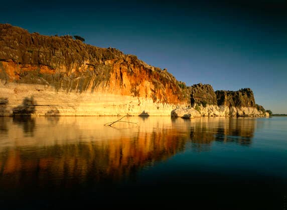 IMAGO Nature: Unsere Erde, Naturschutz, Naturschutzgebiete in Ozeanien Fitzroy River cutting through ancient limestone coral reef formed during Devonion period (350 milion years ago) . Geikie Gorge National Park, Kimberley region, Western Australia.  Copyright: Jean-MarcxLa-Roque 10764755