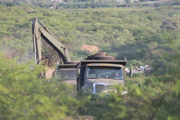 Bilder des Jahres 2019, News 09 September News Themen der Woche KW39 News Bilder des Tages Soldiers dig at the dump located in the town of Tepecoacuilco, in the state of Guerrero, Mexico, 24 September 2019. The Mexican authorities began the search for evidence on the disappearance five years ago of the 43 students of Ayotzinapa at the Tepecoacuilco dump, which had not been sought so far, Government sources confirmed Tuesday. Mexican authorities look for the 43 Ayotzinapa students in another dump !ACHTUNG: NUR REDAKTIONELLE NUTZUNG!  Copyright: xFranciscaxMezax AME1357 20190925-637049823207184805