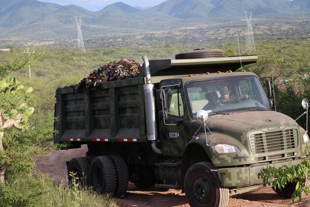 Soldiers dig at the dump located in the town of Tepecoacuilco, in the state of Guerrero, Mexico, 24 September 2019. The Mexican authorities began the search for evidence on the disappearance five years ago of the 43 students of Ayotzinapa at the Tepecoacuilco dump, which had not been sought so far, Government sources confirmed Tuesday. Mexican authorities look for the 43 Ayotzinapa students in another dump !ACHTUNG: NUR REDAKTIONELLE NUTZUNG!  Copyright: xFranciscaxMezax AME1371 20190925-637049823241091248