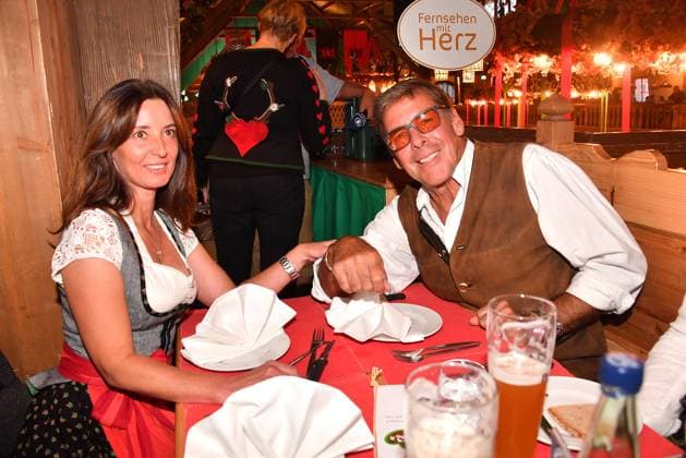 Sascha Hehn und seine Freundin Gloria Krass beim Herz Wiesn-Treff auf dem Oktoberfest am 24.09.2019 in München Herz Wiesn Treff auf dem Oktoberfest 2019 in München *** Sascha Hehn and his girlfriend Gloria Krass at the Herz Wiesn Treff at the Oktoberfest on 24 09 2019 in Munich Herz Wiesn Treff at the Oktoberfest 2019 in Munich 