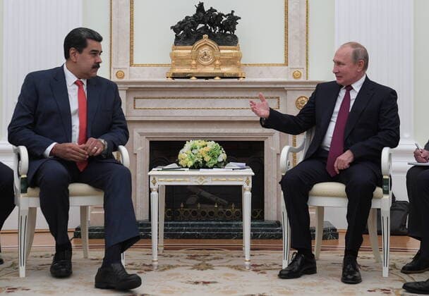 News Themen der Woche KW39 News Bilder des Tages MOSCOW, RUSSIA - SEPTEMBER 25, 2019: Venezuela s President Nicolas Maduro (L) and Russia s President Vladimir Putin talk during a meeting at the Moscow Kremlin. Alexei Druzhinin Russian Presidential Press and Information Office TASS  TS0BC42B
