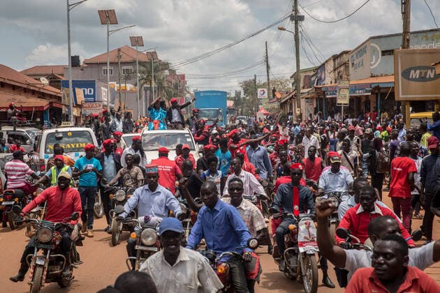 Bilder des Jahres 2019, News 09 September News Themen der Woche KW39 News Bilder des Tages September 25, 2019, Hoima, Uganda: Bobi Wine, aka Robert Kyagulanyi, is being driven through the streets while campaigning in Hoima..Wine aka Robert Kyagulanyi, campaigned in Hoima ahead of a by-election. It was the first time the musician and presidential candidate with the Uganda s long-serving president Yoweri Kaguta Museveni, campaigned at the same area since Wine was arrested and tortured by security forces in August 2018. Hoima Uganda - ZUMAs197 20190925_zaa_s197_025 Copyright: xSallyxHaydenx