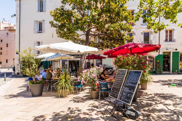 Cafe scene in Le Panier old town, Marseille, Bouches du Rhone, Provence, Provence Alpes Cote d Azur, France, Europe Copyright: ChrisxMouyiaris 1297-1018 Editorial Use Only
