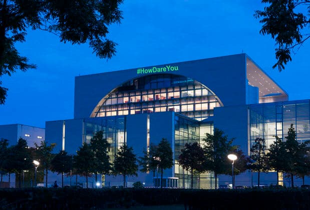 News Bilder des Tages Blaue Stunde Stunde im Kanzleramt Europa, Deutschland, Berlin, 25.09.2019: Greenpeace Aktivisten projizieren nach der Rede von Greta Thunberg, Ihr Statement how dare you ans Bundeskanzleramt. Die Bundesregierung beschliesst heute dort die zukünftige Klimapolitik Deutschlands. *** Blue hour hour at the Chancellors Office Europe, Germany, Berlin, 25 09 2019 Greenpeace activists project after Greta Thunbergs speech your statement how dare you to the Federal Chancellery The Federal Government today decides Germanys future climate policy there