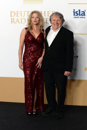 Peter Urban with his wife Laura at the award ceremony of the 10 German Radio Prize on 25 09 2019 The German Radio Prize was awarded at the Elbphilharmonie in Hamburg at the award ceremony of the German Radio Prize 2019 on 25 09 2019 The award ceremony took place at the Hamburg Elbphilharmonie in Hamburg , Hamburg Hafen Hamburg Deutschland