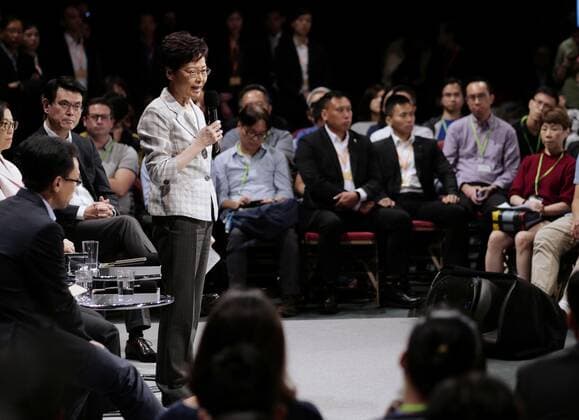 Bilder des Jahres 2019, News 09 September News Themen der Woche KW39 News Bilder des Tages (190926) -- HONG KONG, Sept. 26, 2019 -- Chief Executive of China s Hong Kong Special Administrative Region (HKSAR) Carrie Lam speaks during the first Community Dialogue session at Queen Elizabeth Stadium in Wan Chai, south China s Hong Kong, Sept. 26, 2019. The first Community Dialogue session, held Thursday evening, was attended by four secretaries of the HKSAR government and about 150 members of the public selected by computer lot drawing from the over 20,000 people who had registered for attending the session. Ballots were drawn to select speakers from the audience, each of whom could speak within three minutes. The chief executive and other officials occasionally responded to the speakers. Carrie Lam said at the session that she hopes to seek change for the betterment of Hong Kong society through continued dialogues wit 
