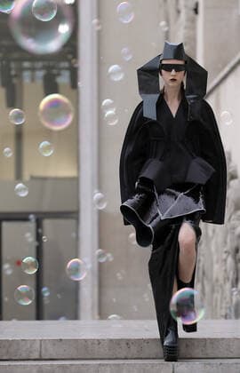 Bilder des Jahres 2019, Entertainment 09 September Entertainment Themen der Woche KW39 Entertainment Bilder des Tages A model takes to the catwalk during Rick Owens show as part of the presentation of the Spring-Summer 2020 Ready-to-Wear collections during Paris Fashion Week in Paris on Thursday September 26, 2019.  PAR20190926208 ECOxCLEMENT